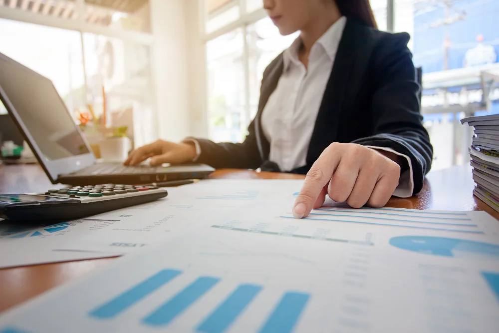 Mujer experta haciendo auditorias financieras
